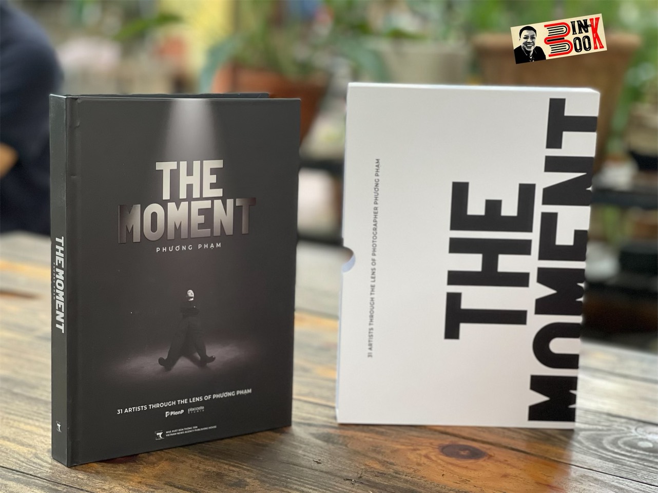 (Bìa cứng có hộp) THE MOMENT - 31 Artists Through The Lens Of (Sách ảnh) - Phương Phạm - Phương Nam Books