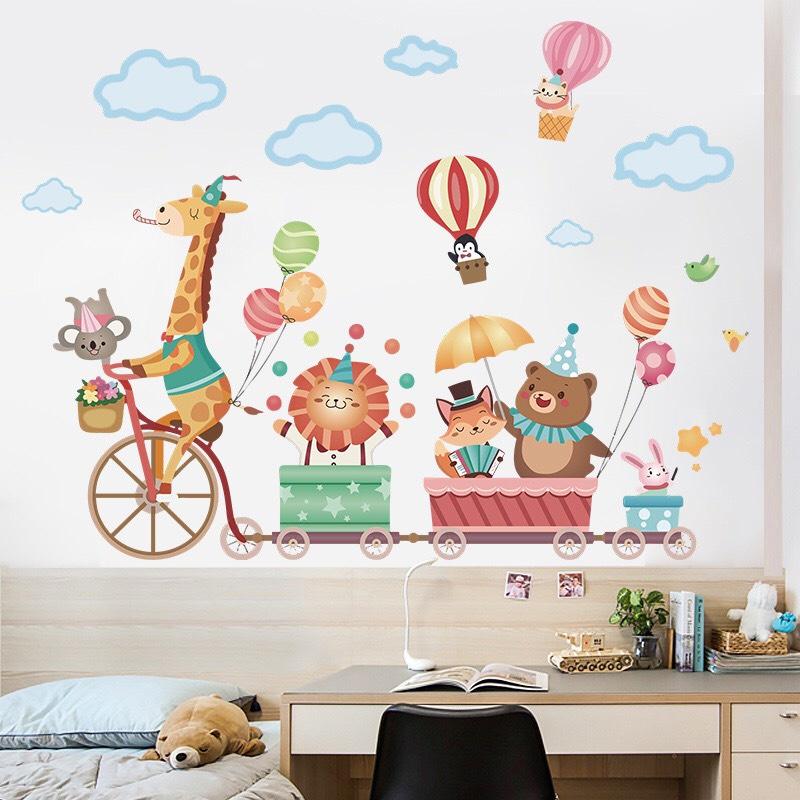 Decal trang trí tường - Hươu cao cổ đạp xe kéo bạn thú