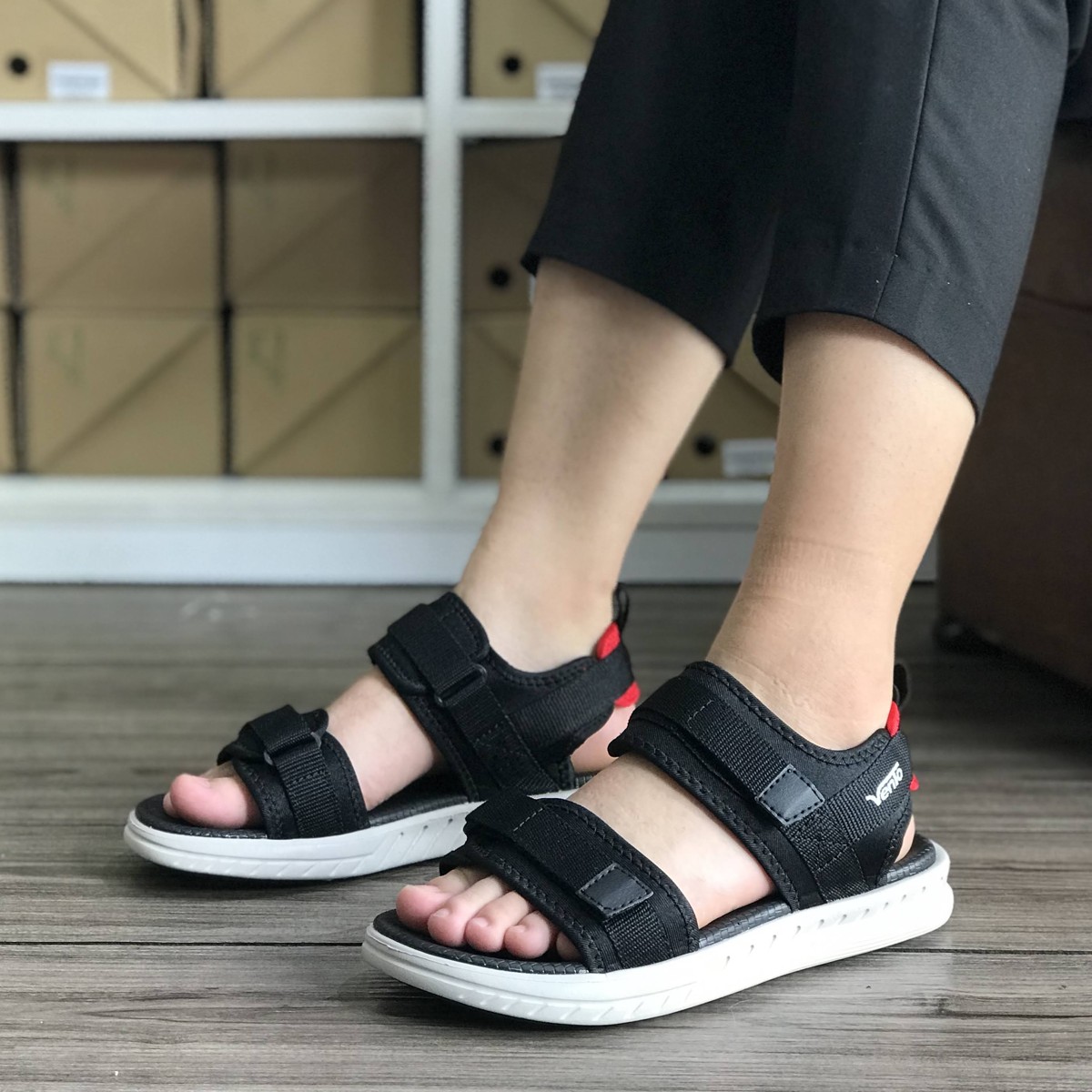 Giày sandal nữ siêu nhẹ hiệu Vento thích hợp mang đi học NB81B