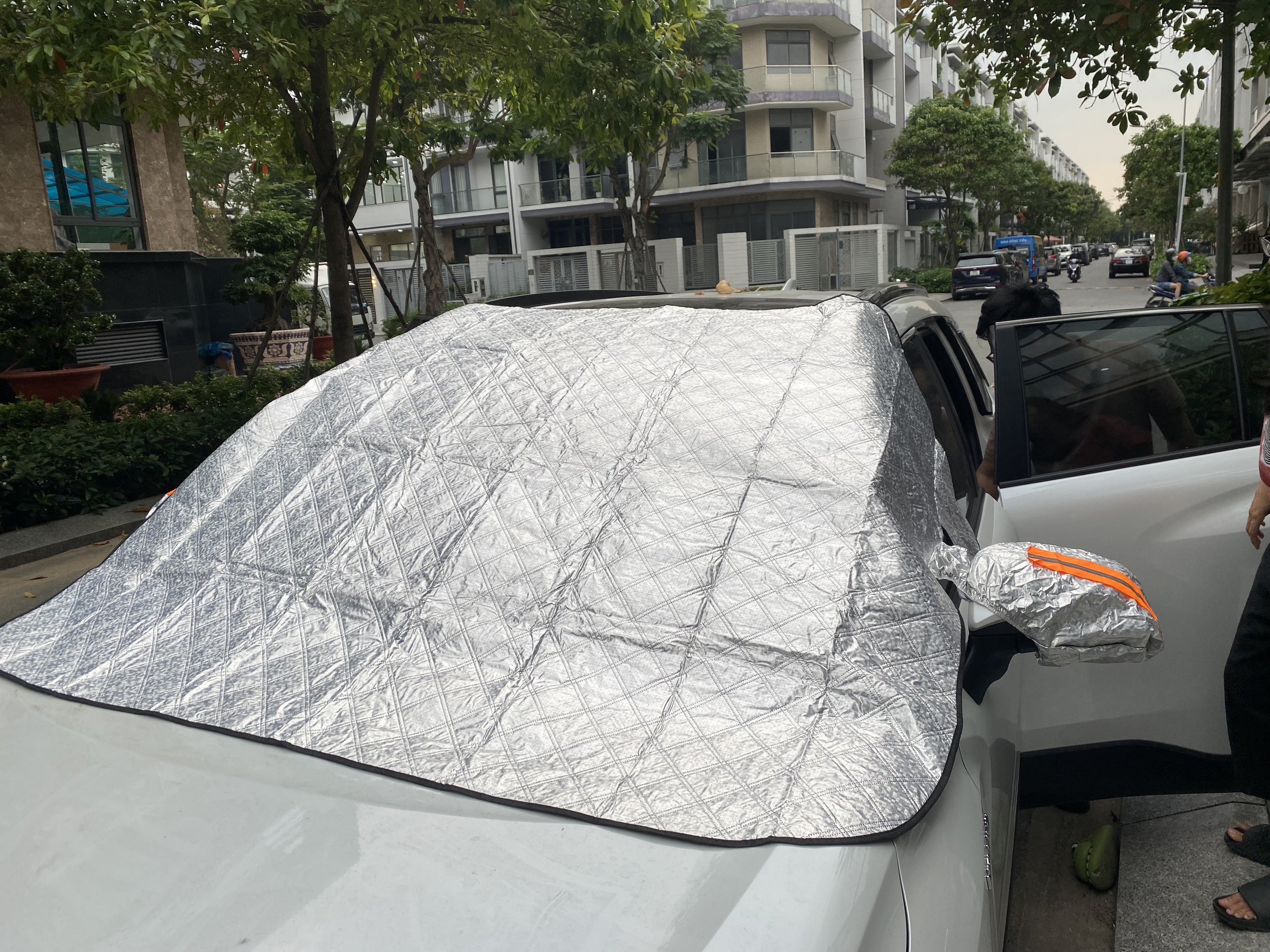 Bạt Chống Nắng Kính Trước Xe Ô Tô Loại Lớn, Có Bọc Gương Chiếu Hậu - Chống Tia UV, Tia Cực Tím