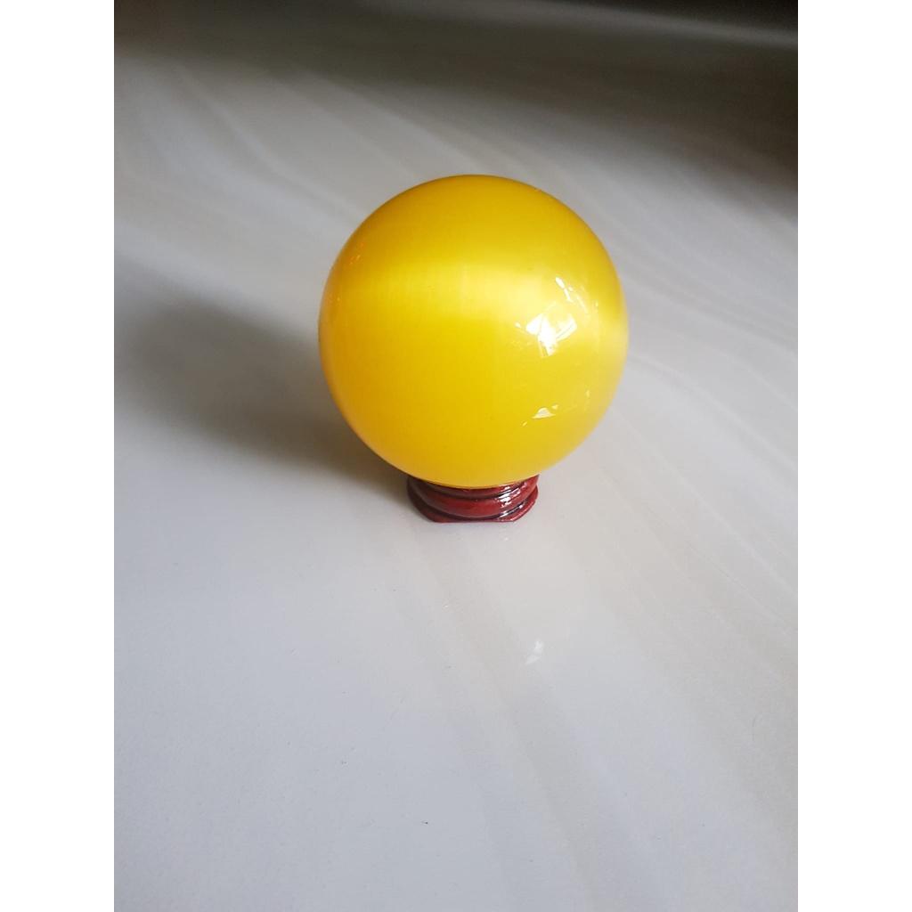 Trái Bi Phong Thủy Vàng Anh Tươi nhỏ vừa đá mắt mèo ánh cao 8cm x đk 6cm đế gỗ may mắn để bàn làm việc may mắn tài lộc hợp mệnh Kim, mệnh thổ, mệnh Thủy ạ