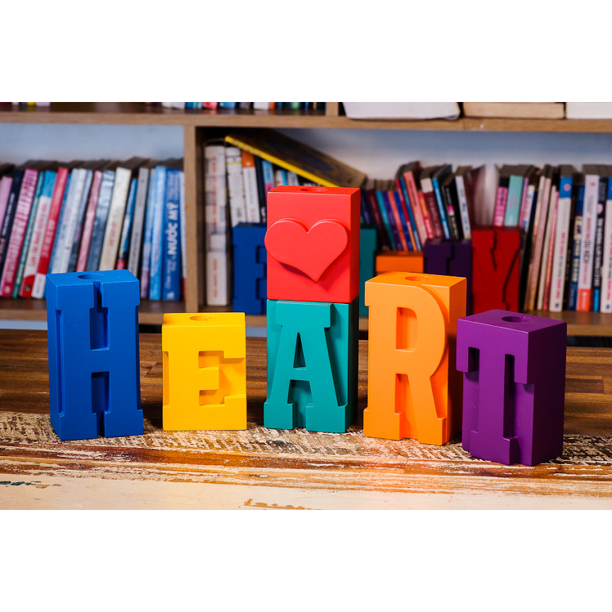 Chân nến bằng gỗ chữ "HEART"