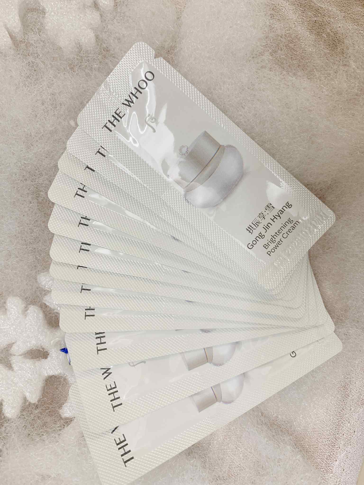 Combo 30 gói Kem Dưỡng Trắng Da Whoo Gongjinhyang Seol Radiant White Moisture Cream 1ml