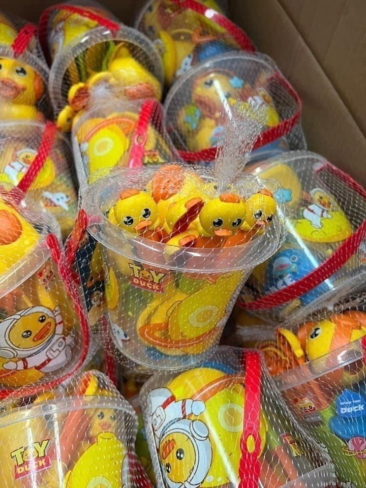 Đồ chơi đi biển xúc cát gồm bộ 14 chi tiết và bộ 18 chi tiết cho bé