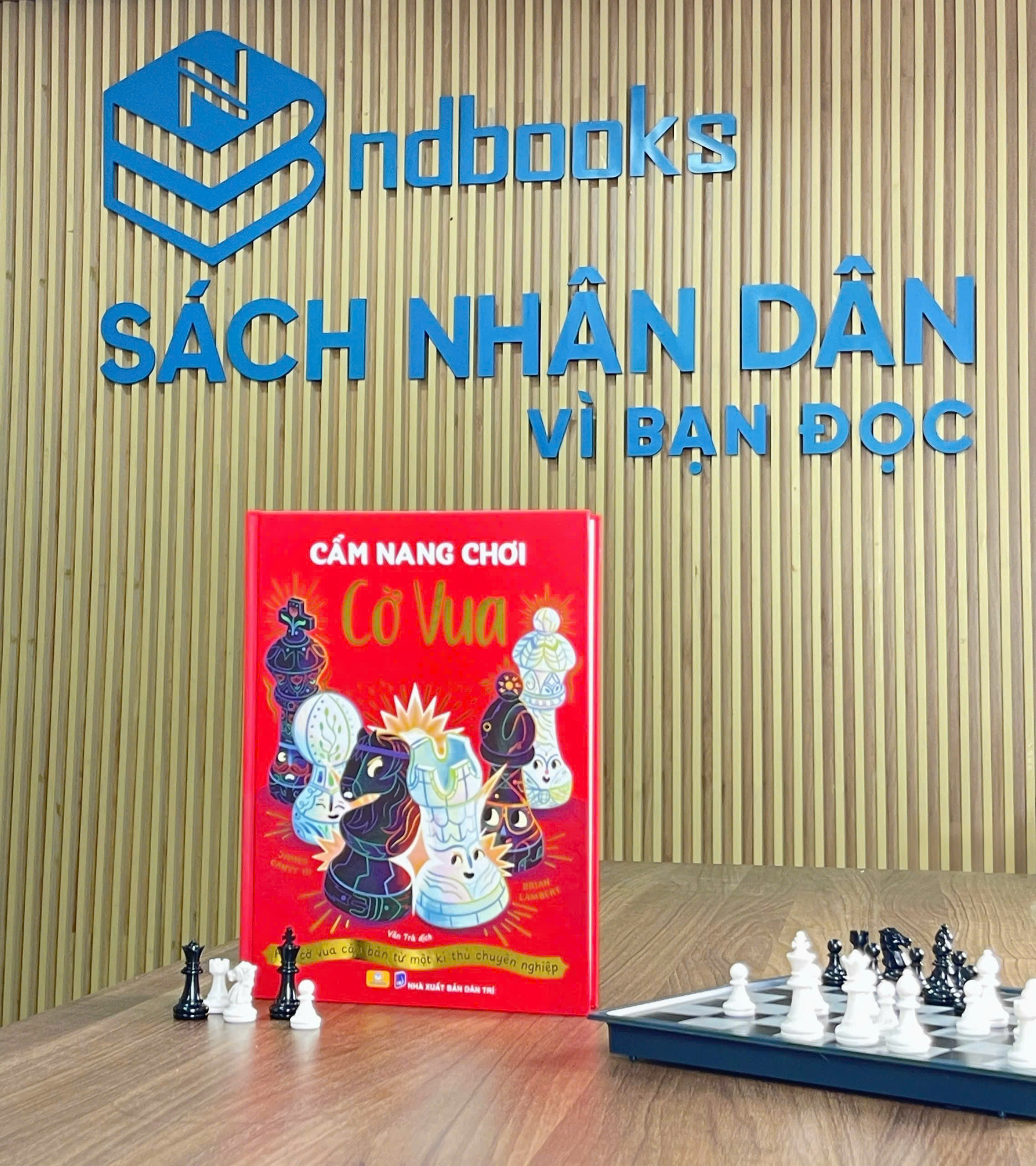 Sách - Cẩm Nang Cờ Vua - Học cờ vua căn bản từ một kì thủ chuyên nghiệp - ndbooks