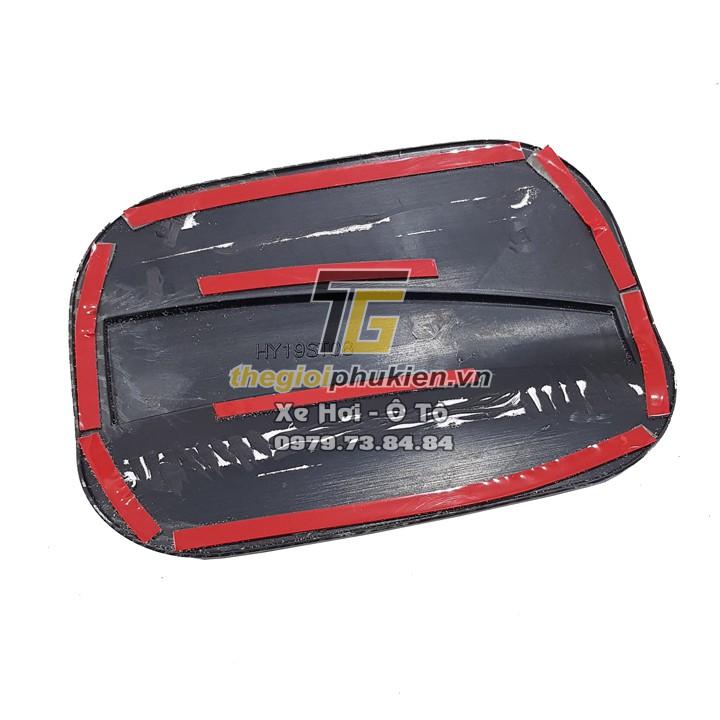 Ốp nắp đậy bình xăng Hyundai Santafe 2019-2021 vân Carbon
