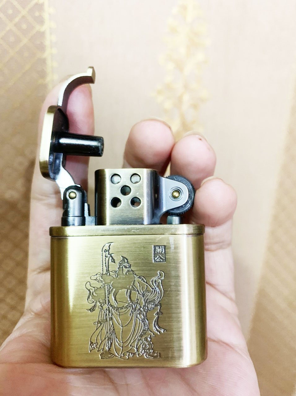 Bật lửa/ hộp quẹt đồng khắc hình Quan Công