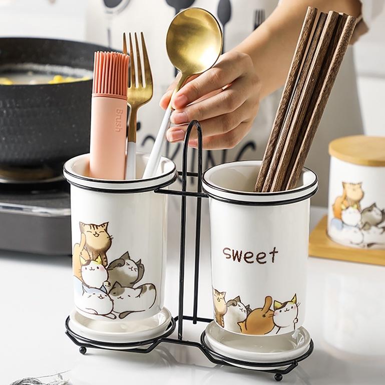 Ống cắm đũa sứ 2 cao cấp Home Cat Sweet | ỐNG ĐỰNG ĐŨA CHẤT LIỆU SỨ KHUNG KIM LOẠI HOẠT TIẾT CHÚ MÈO 2022