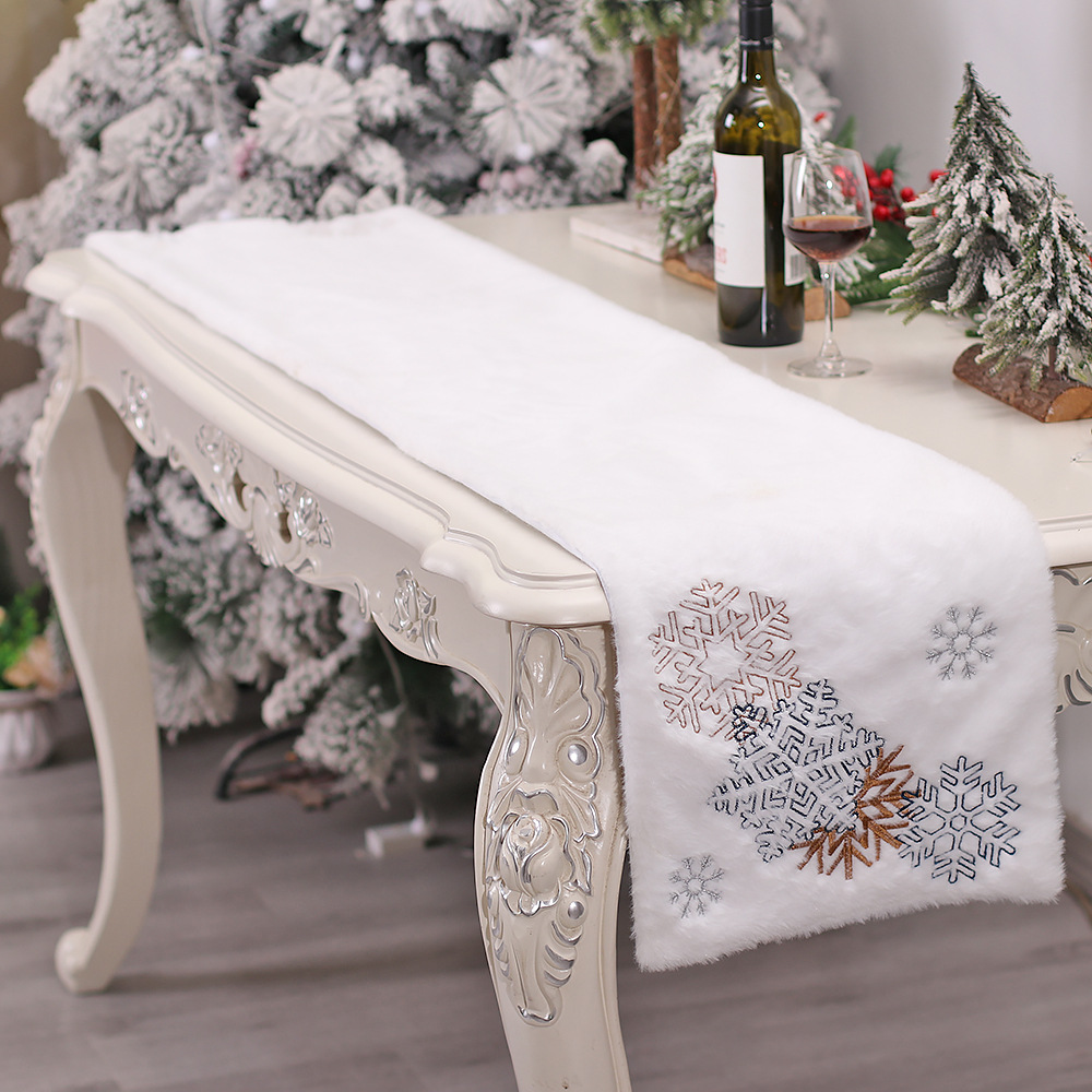 Khăn trải giữa bàn table runner lông bông tuyết cây thông trắng chủ đề giáng sinh