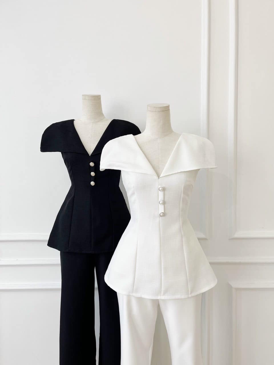 Áo peplum cổ V 3 nút kiểu tay bồng có 2 màu trắng, đen