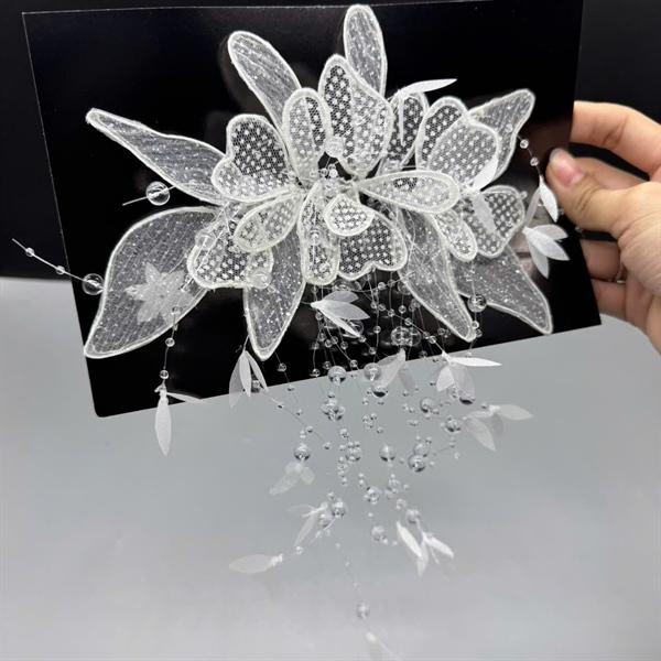 Cài tóc cô dâu hoa trắng nhũ ốp sau dây tua rua