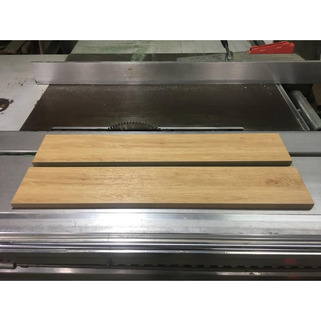 Kệ gỗ treo tường , kích thước 700x150mm, kèm phụ kiện lắp ráp.