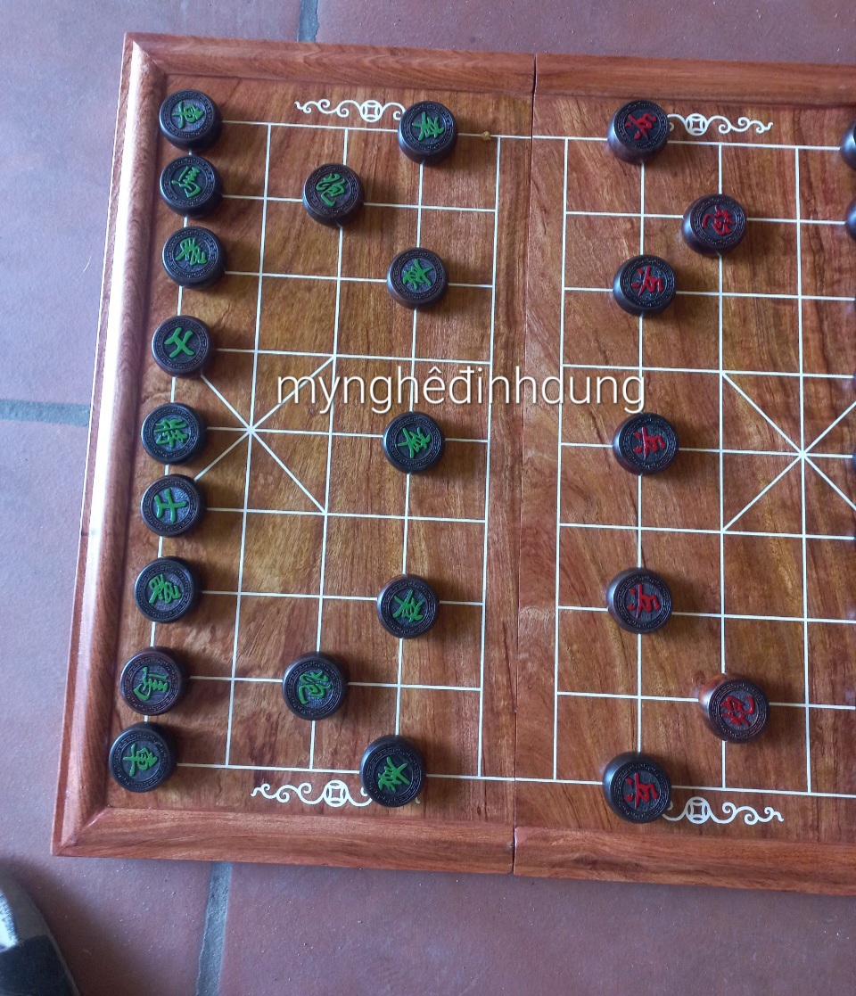 Bộ bàn cờ tướng  bằng gỗ hương đá 50x50x3.5cm +quân cò gỗ trắc đỏ đen đẹp long lanh kt 4.0x1.5cm