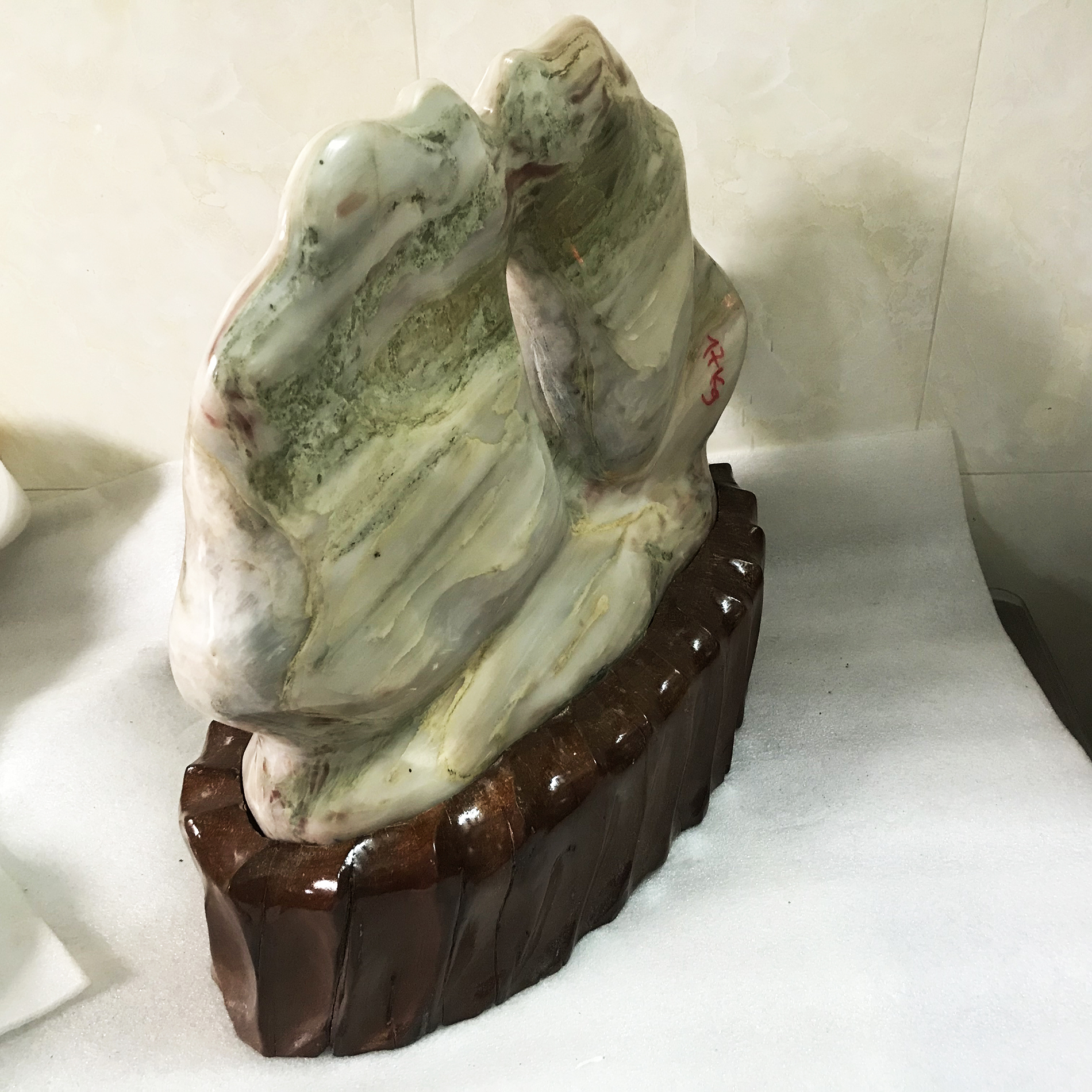 Đá tự nhiên màu hồng ngũ sắc hình cánh buồm  cao 35 cm nặng 20 kg cho người mệnh Thổ và hỏa datunhien