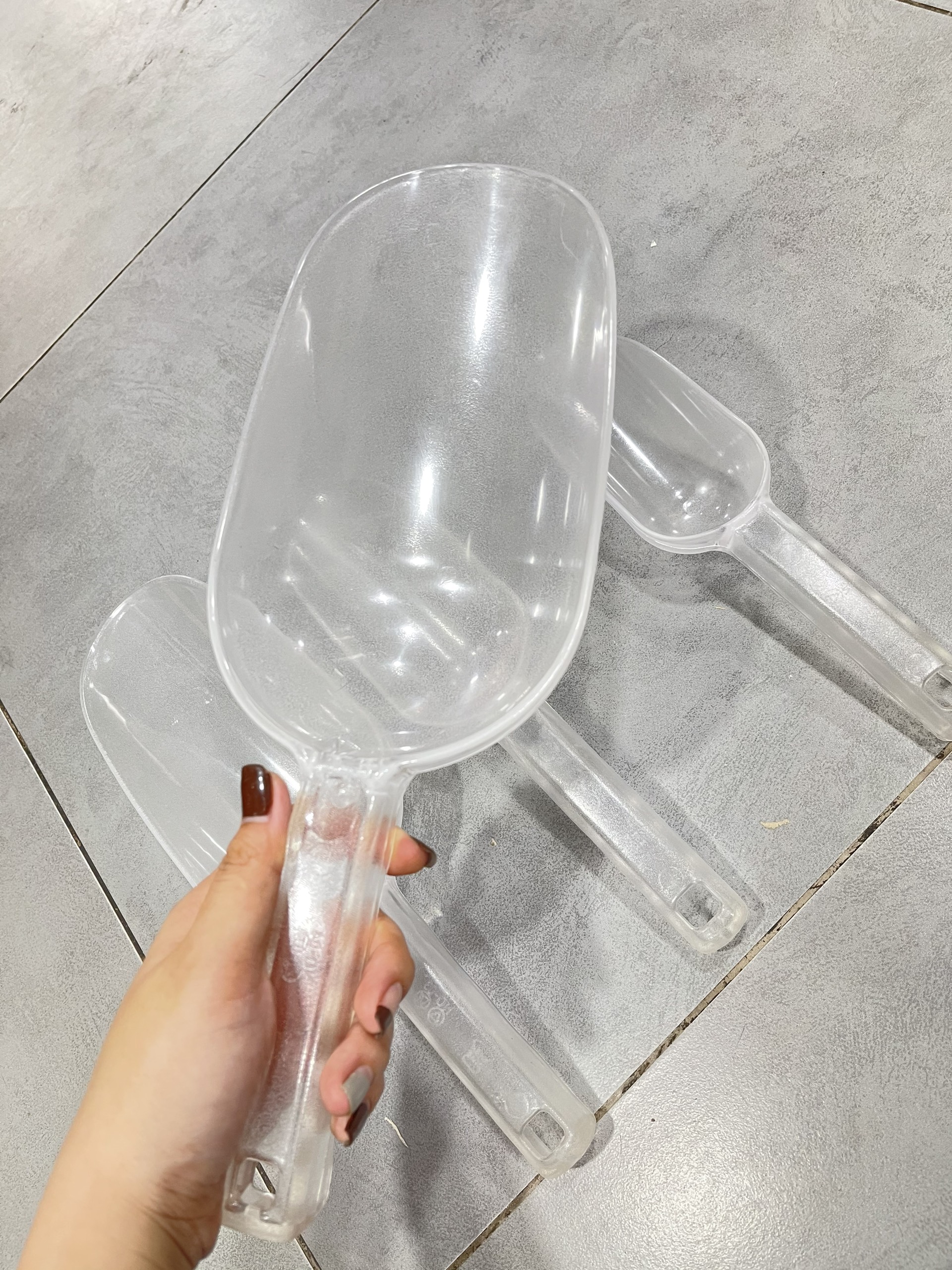 Xúc đá / Xúc Hạt Bằng Nhựa Mika Đủ Size Tặng 1 gắp đá Inox