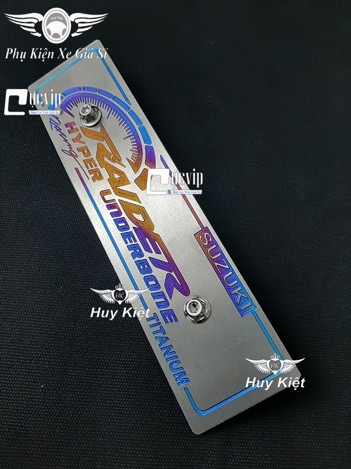 Bảng Tên Raider Titan  Kèm 2 Ốc Salaya MS3669 - Tặng 01 Móc Gắng Chìa Khóa Xe Ngẫu Nhiên