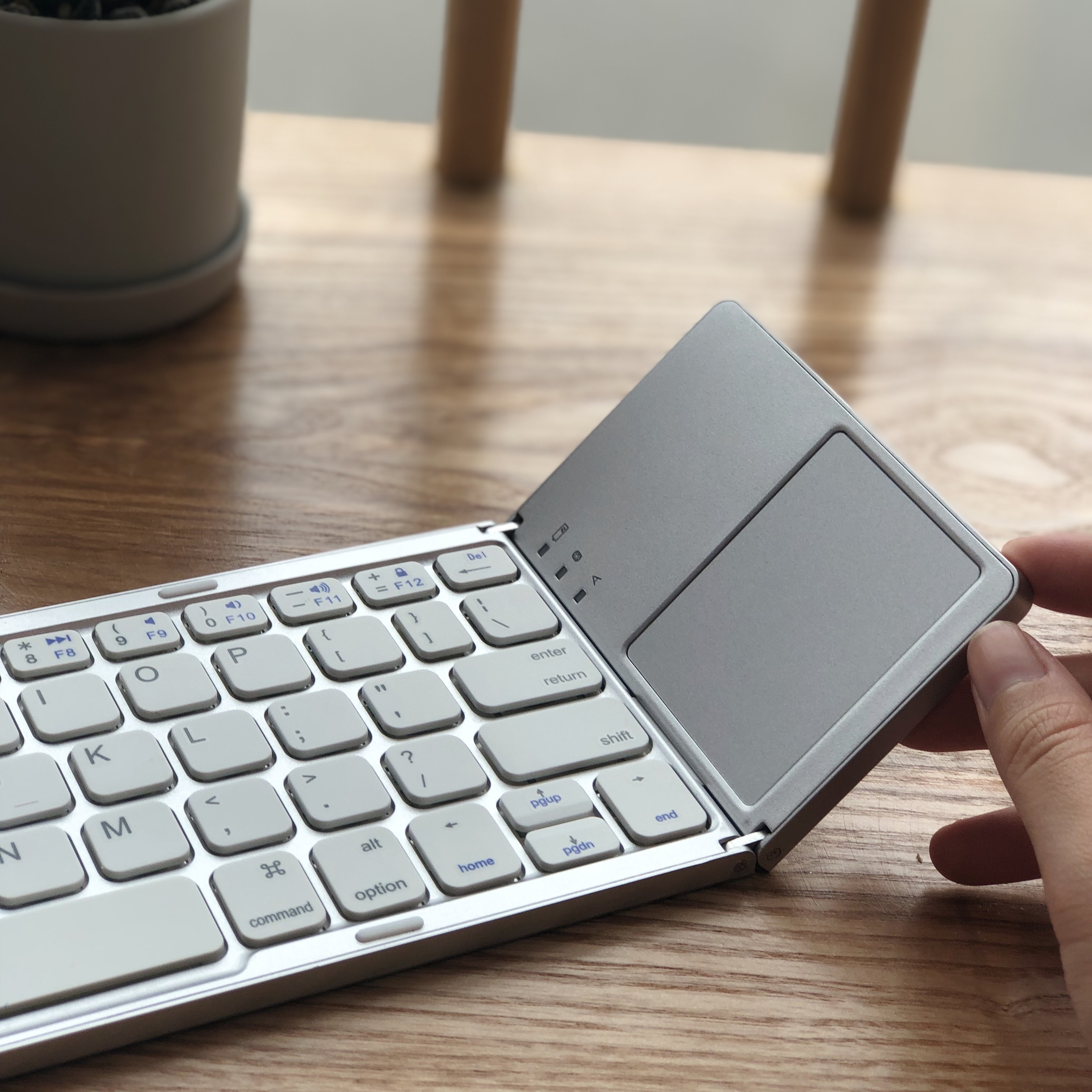 Bàn Phím Mini Keyboard Gập Gọn Bluetooth Kèm Touchpad - Hàng Chính Hãng