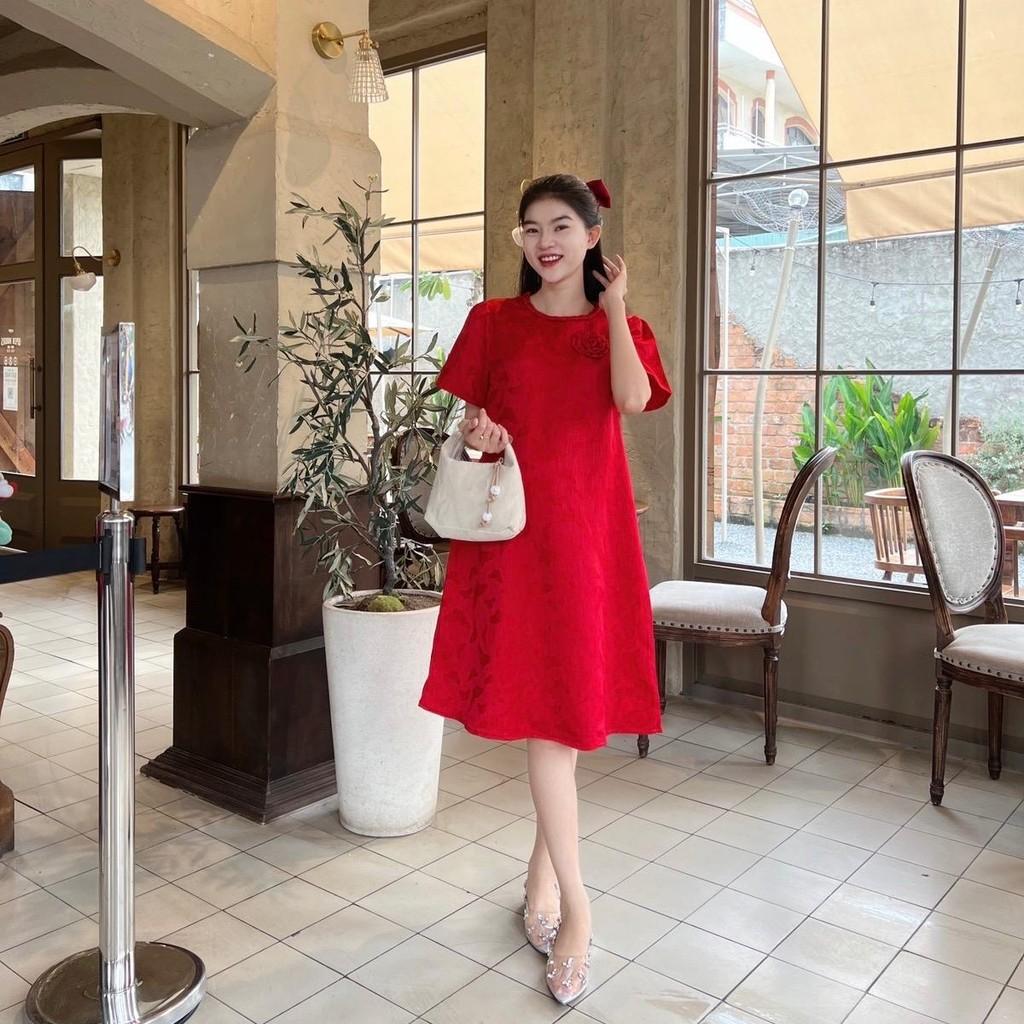 Đầm bầu dự tiệc gấm nổi hoạ tiết phối cổ đan đính bông - Hồng