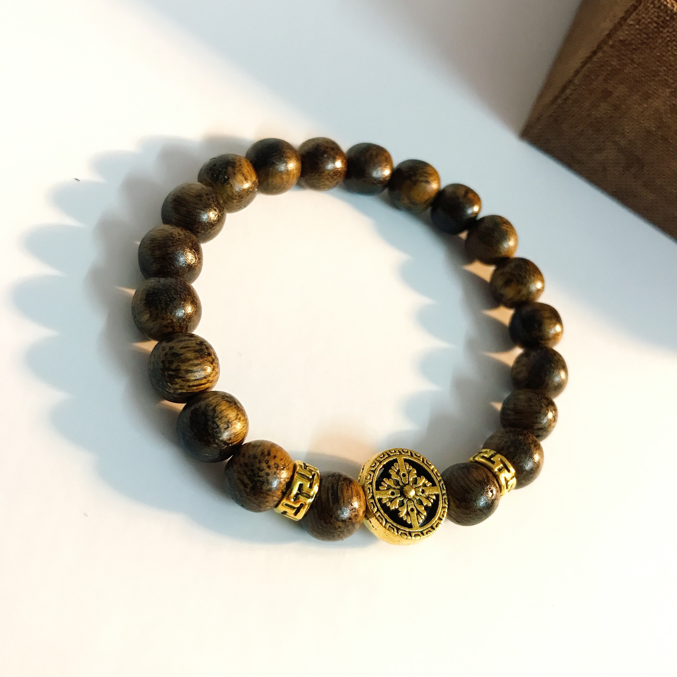 Vòng tay trầm hương pháp luân mạ vàng 18k