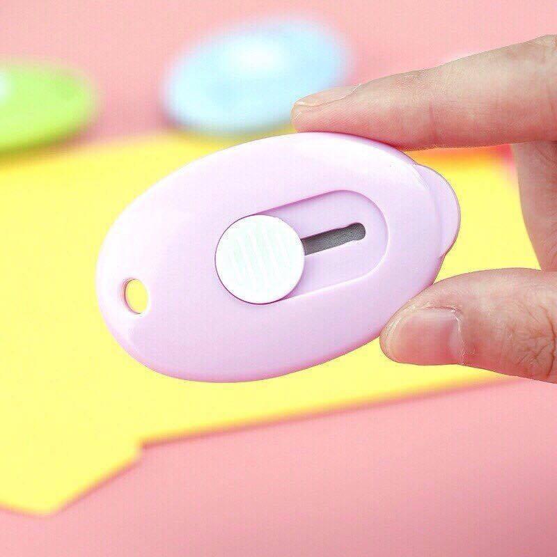 Combo 50 MÓC KHÓA KÈM DAO RỌC GIẤY MINI DELI 00249