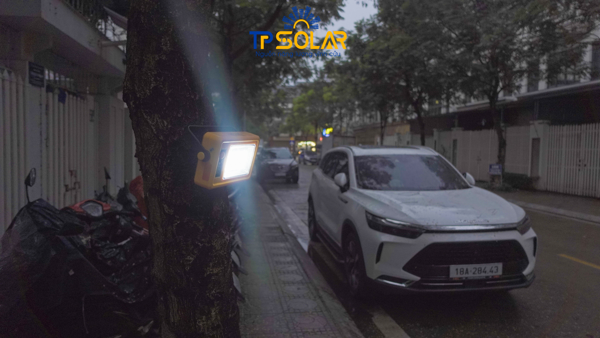 Đèn Cầm Tay Đa Năng Năng Lượng Mặt Trời TP Solar TP-X30N Công Suất 30W Sạc Pin Cho Điện Thoại, Chống Nước
