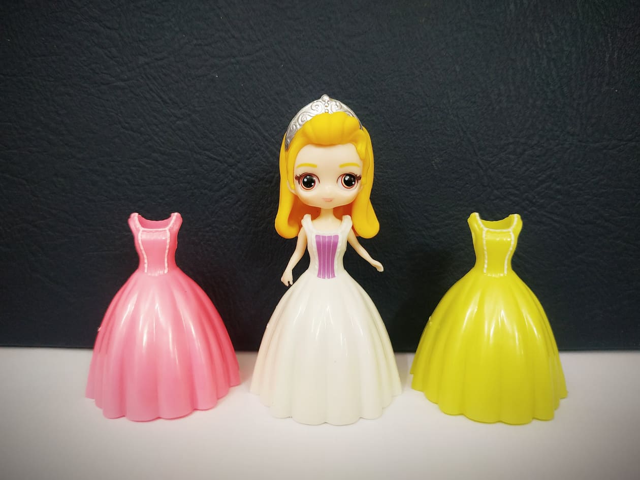 Đồ chơi búp bê thay váy: Set 1 búp bê công chúa Disney cổ tích kèm 3 váy dạ hội thời trang thay đổi (mẫu ngẫu nhiên)