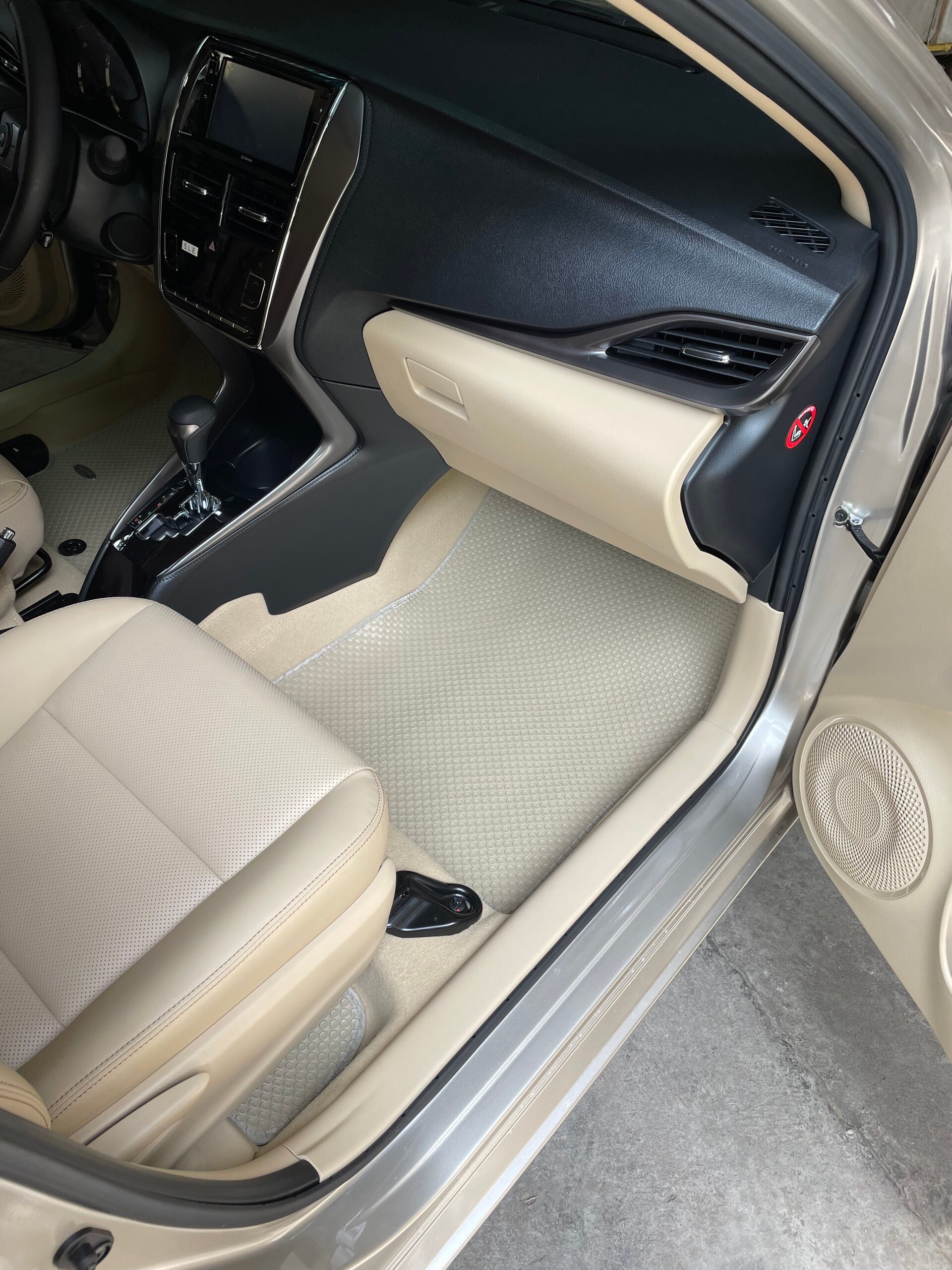 Thảm lót sàn ô tô KATA cho xe Toyota Yaris - Khít với sàn xe, Chống trơn, Không mùi, Không ẩm mốc