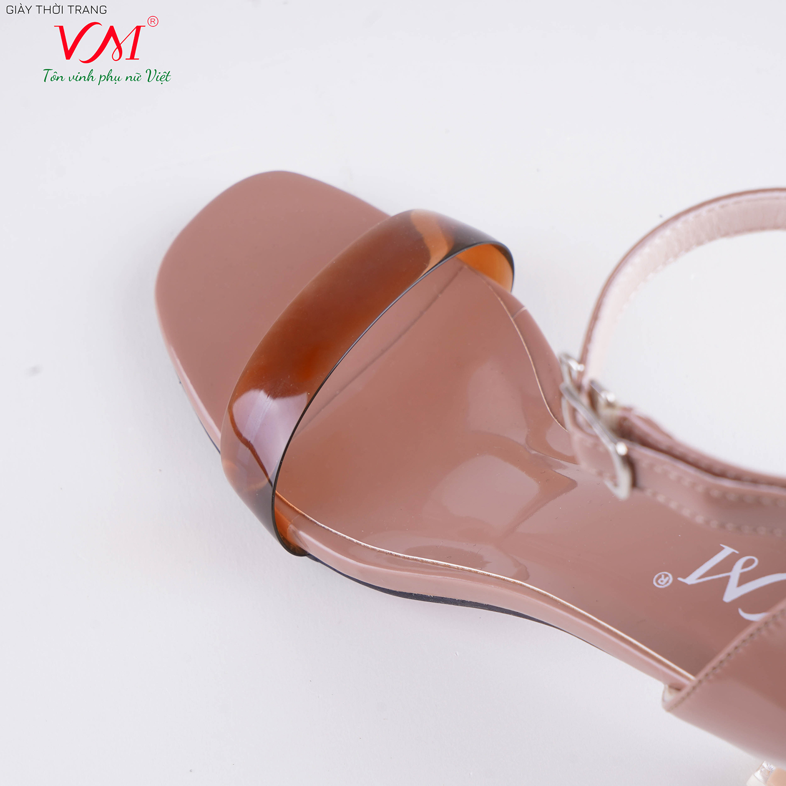 Sandal cao gót nữ, chiều cao gót 5CM, da Tổng hợp bóng quai ngang PVC, êm ái, bền chắc và thời trang. Mũi Vuông, gót Vuông Mica trong suốt, sang trọng và chắc chắn, thiết kế hiện đại, tinh tế, thời trang: SD.N7.5F