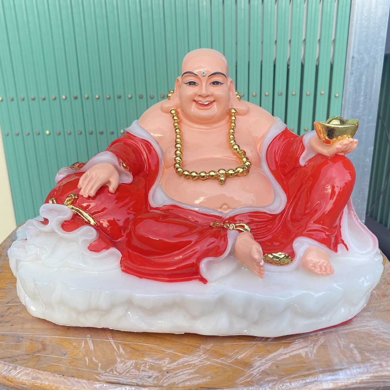 Tượng phật di lặc cầm thỏi vàng bằng đá Việt Nam ngang 30cm – Đỏ và xanh