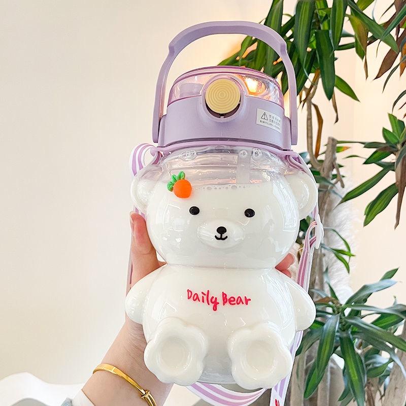 KOSUYTU] Bình Đựng Nước 1200 ml Kèm Ống Hút Hình Gấu Dễ Thương - Có Quai Đeo Và Tay Cầm Tiện Dụng, Đa Năng - Nắp Khoá Chắc Chắn Dễ Sử Dụng - Hàng Chất Lượng KST