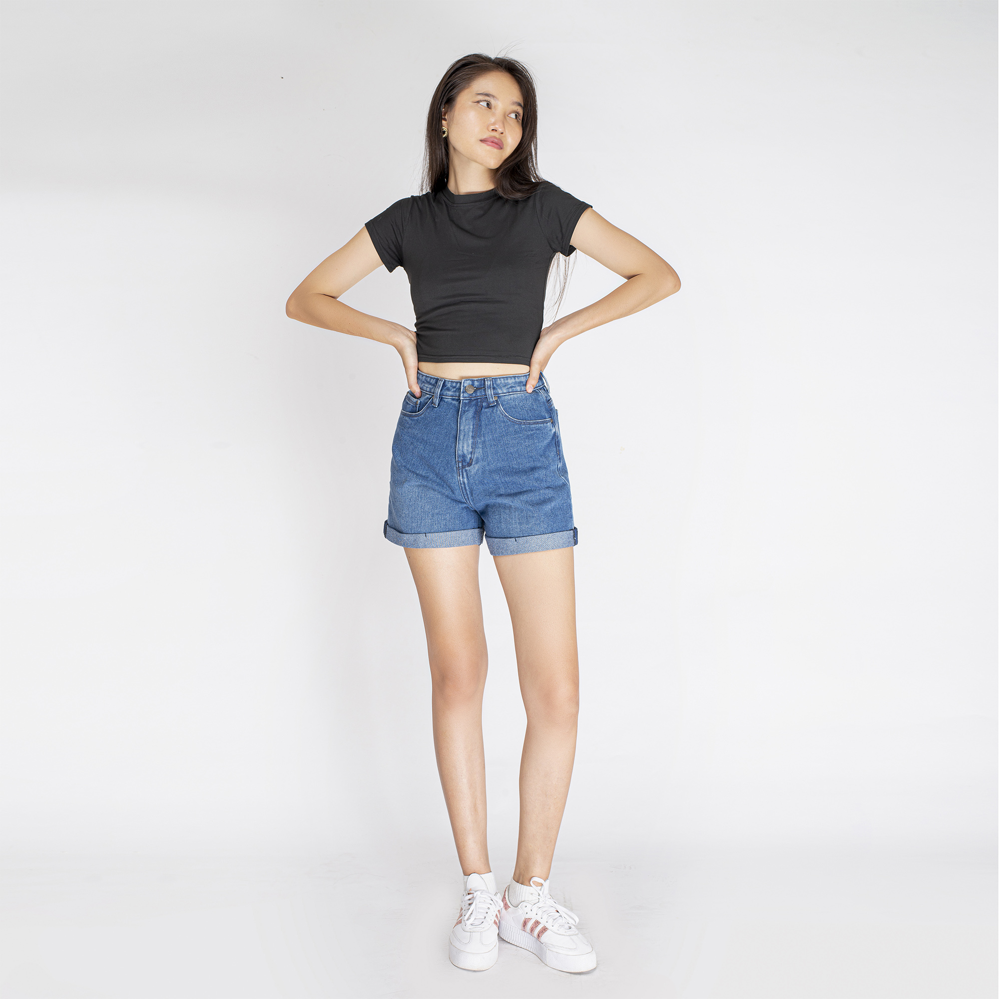 Quần short màu xanh dương lật line Aaa Jeans