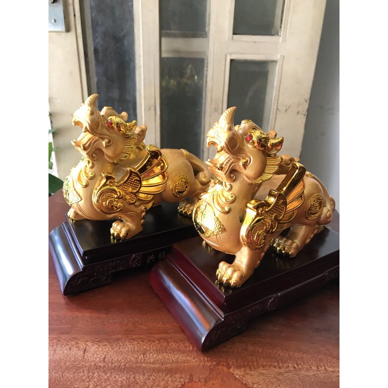 Cặp Tỳ Hưu Phong Thủy Màu Vàng Mới đê gỗ Size Dài 22cm x Cao 19cm x Sâu 10,5cm Công dụng thu tài hút lộc Anh Chị trưng phòng khách trên bàn công ty, nhà, bàn thờ thần tài hợp mệnh Kim mệnh Thổ mệnh Thủy ạ