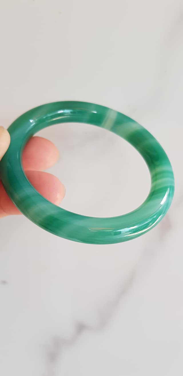 Vòng tay đá mã não xanh vân sọc trắng nhẹ mới Ni 53mm x cọng 9mm Vòng màu xanh ngọc đậm đều vân sọc đẹp ạ Nữ 52kg - 58kg đeo mệnh Mộc hỏa thủy ạ