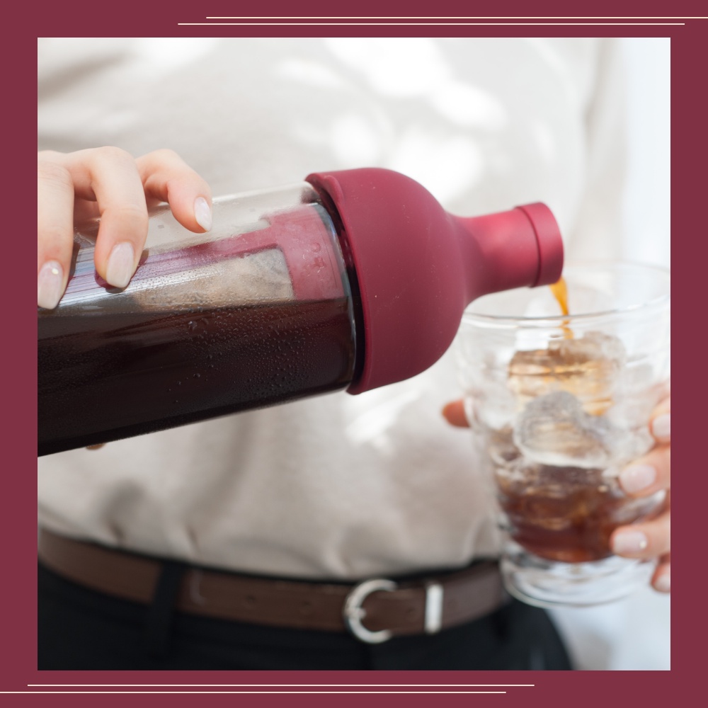 COMBO BÌNH PHA CÀ PHÊ LẠNH HARIO COLD BREW FILTER IN COFFEE BOTTLE CHERRY & CỐI XAY TAY GRURU PRO ĐEN – WINTER BREAK