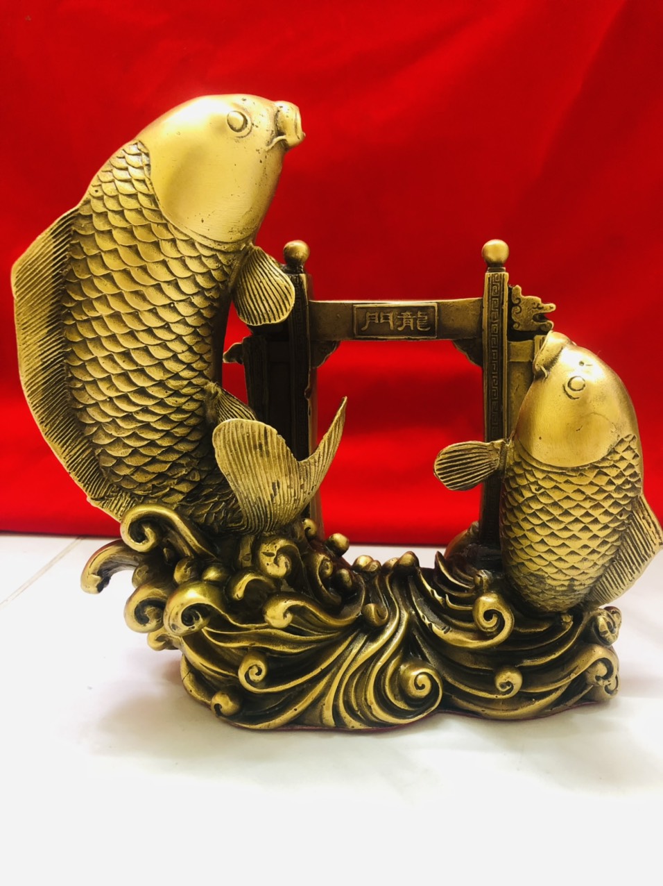 Tượng cá chép vượt vũ môn bằng đồng nguyên chât cao 20cm,nặng 1,8kg,vật phẩm phong thủy thăng quan tiến chức