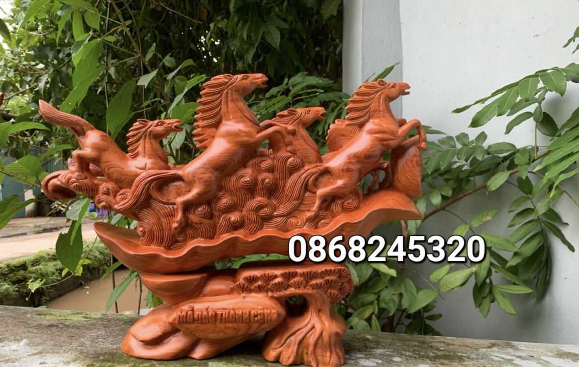 Tượng điêu khắc bát mã truy phong bằng gỗ hương đá kt 50×38×15cm