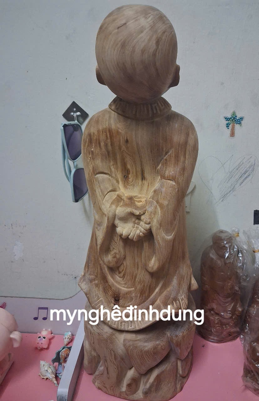 Tượng  chú tiểu tùy duyên bằng gỗ ngọc Am thơm nức cao 50x17x16cm