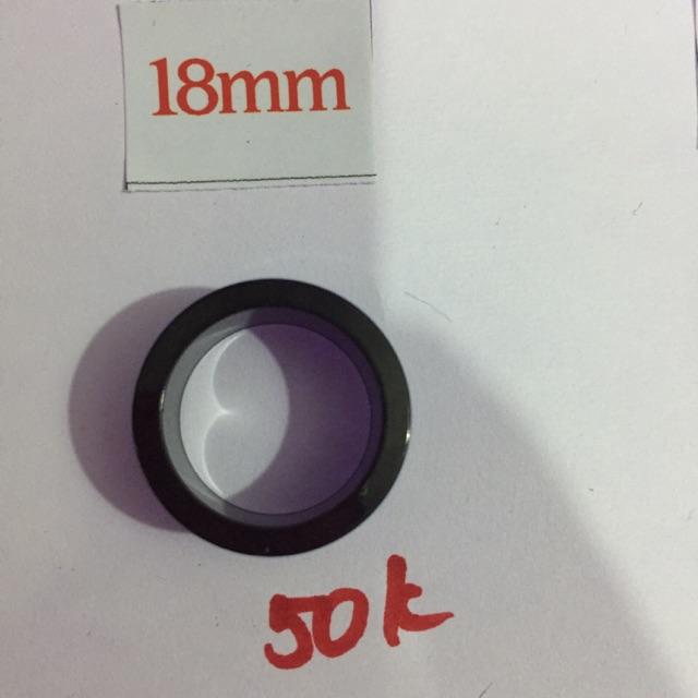 Khuyên tai  18mm mầu đen bán lẻ 50k/1 chiếc.