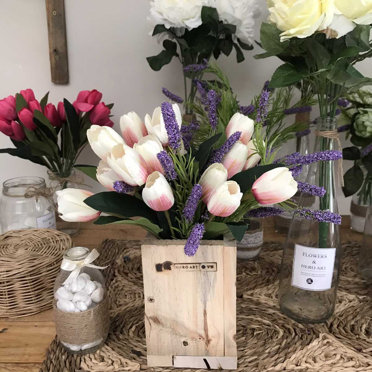 Bình hoa giả tulip và lavender để bàn đẹp
