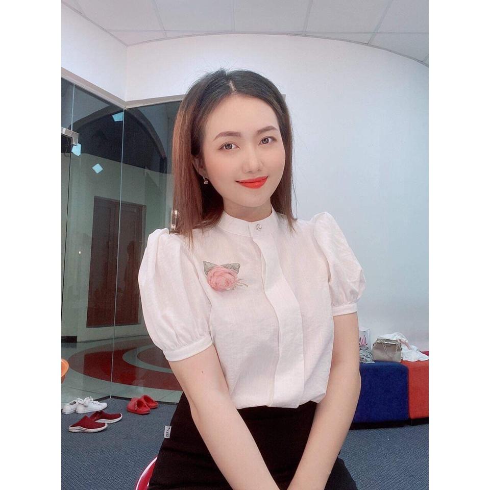 Áo Sơ mi nữ công sở thời trang SURI chất liệu vãi đũi màu trắng tay ngắn cổ trụ đính hoa ngực.