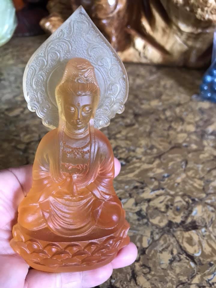 TƯỢNG PHẬT BÀ QUAN ÂM ĐÁ LƯU LY MÀU VÀNG ĐẬM CAO 13CM ĐK 7CM HỢP ANH CHỊ MỆNH THỔ KIM THỦY