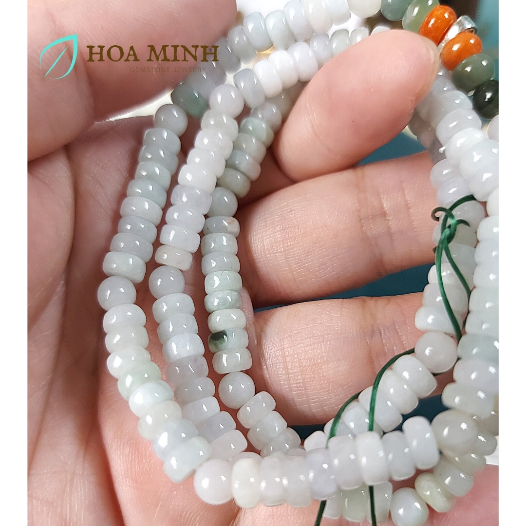 Vòng tay vòng chuỗi Ngọc Cẩm Thạch trắng nếp 5.7 li kiểu bánh xe quấn 3 vòng, phối charm túi tiền bạc, viên Cẩm Thạch Huyết