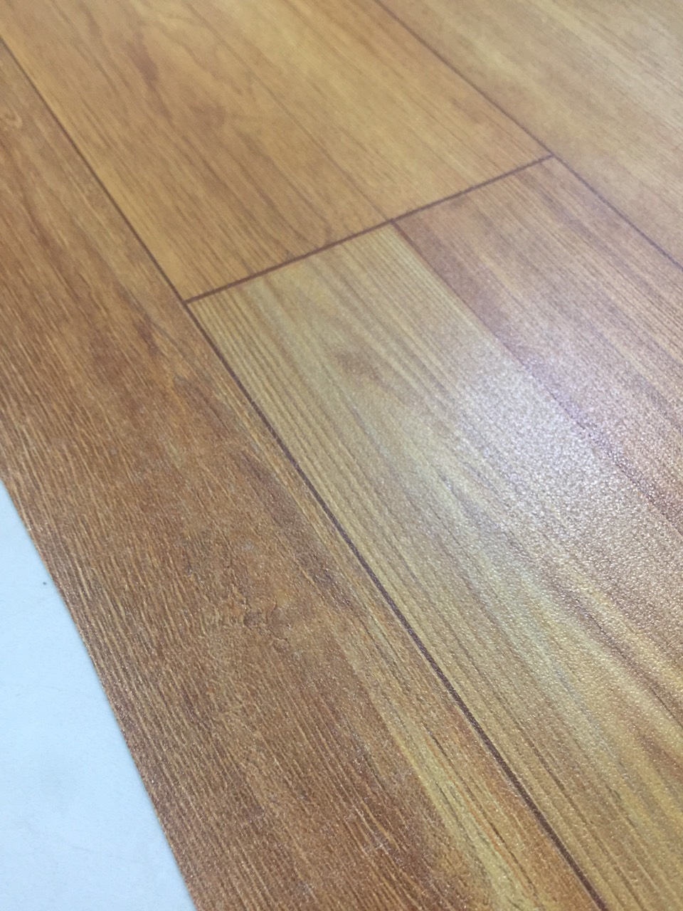 Thảm nhựa trải sàn simili vân gỗ nâu - bề mặt nhám rõ vân gỗ