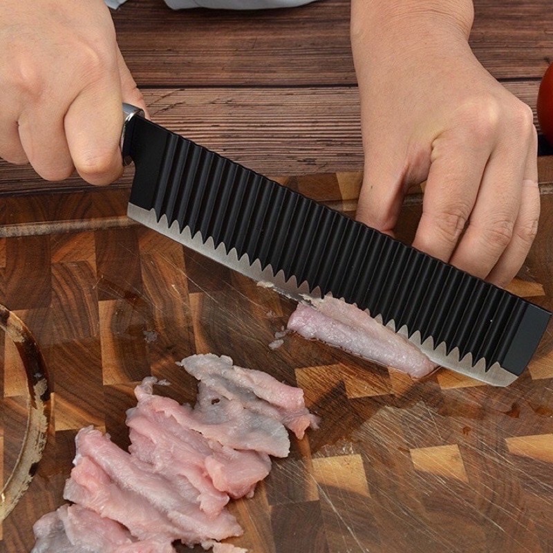 Dao bếp Nhật thiết kế gợn sóng giảm tiếp xúc với thực phẩm , chống dính ,không rỉ , sắc bén cán dao bọc cao su êm ái chống trơn trượt khi cầm