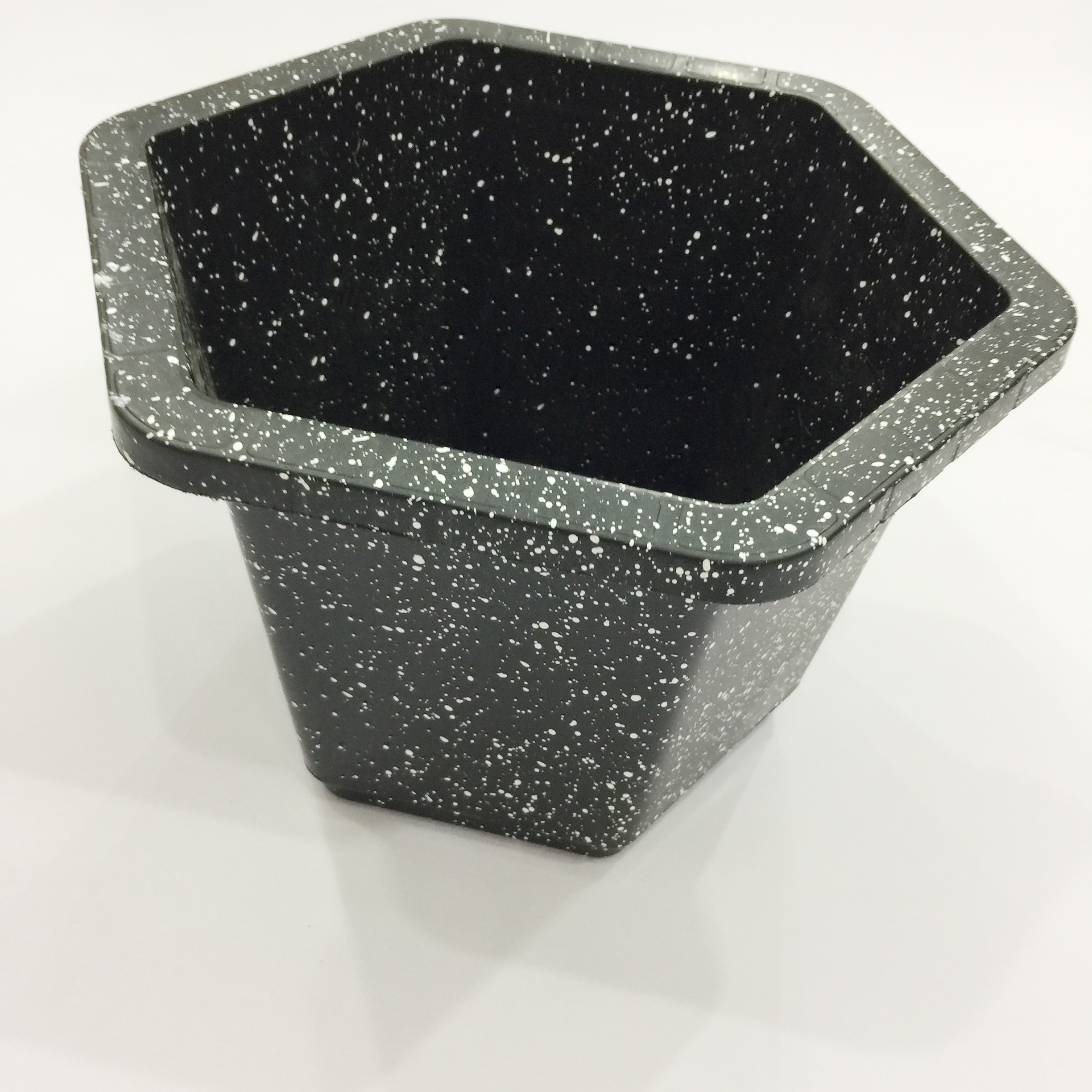 Chậu nhựa trồng cây giả đá màu đen hình lục giác 32cm