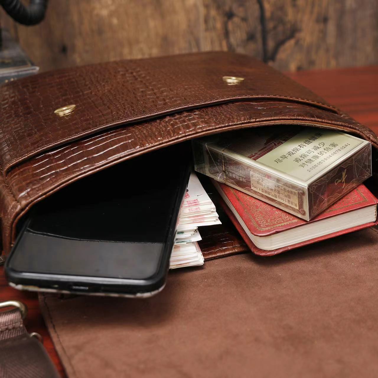 Túi đeo chéo nam DA BÒ THẬT phong cách mới - BEE GEE DCN9369