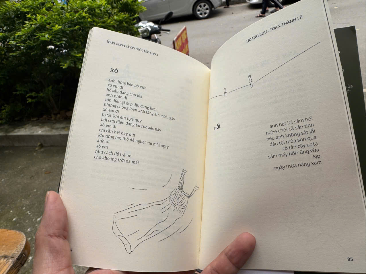 (Tập thơ) THỬA XUÂN CHỪA MỘT TẤM NÀO – Toan Thành Lê &amp; Hoàng Lưu - Domino Books – NXB Văn Học