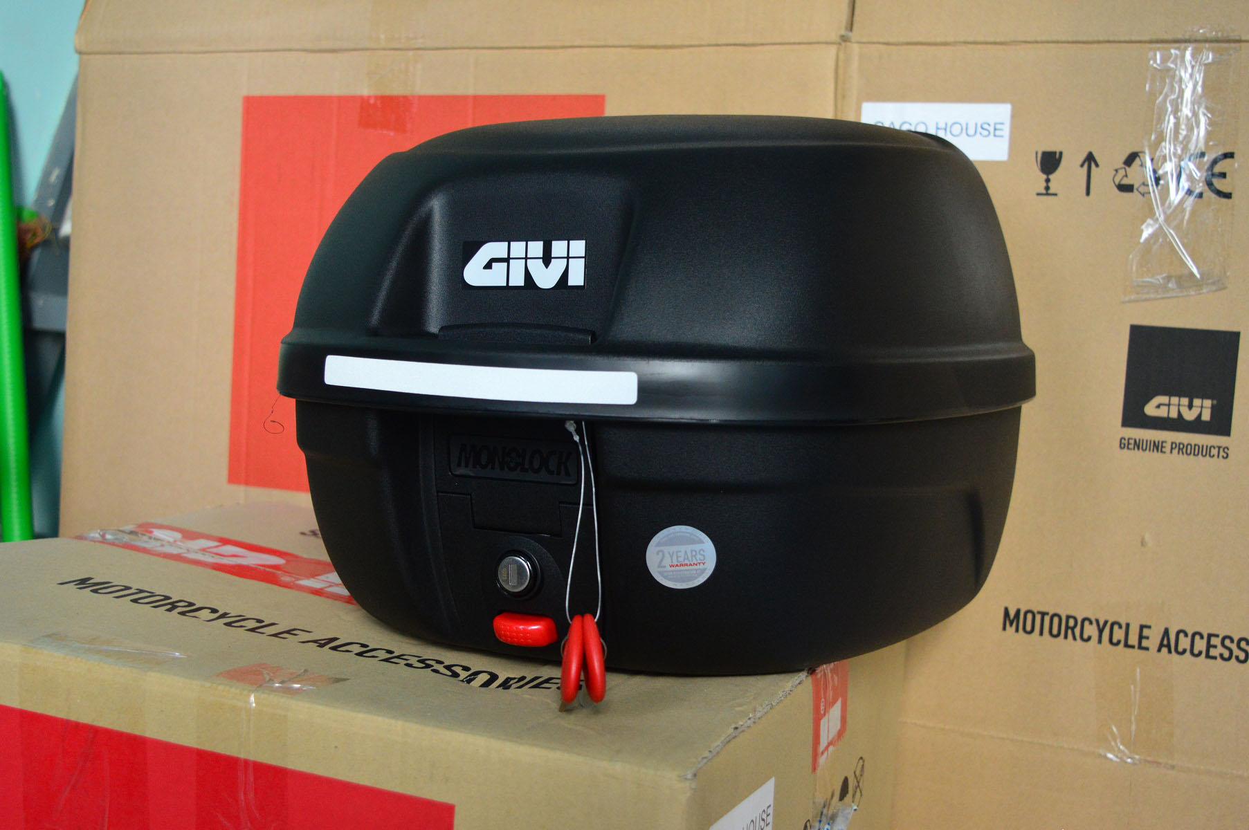 Thùng Givi E26N kèm đế, ốc gắn, thùng Givi 26 lit gắn sau xe máy