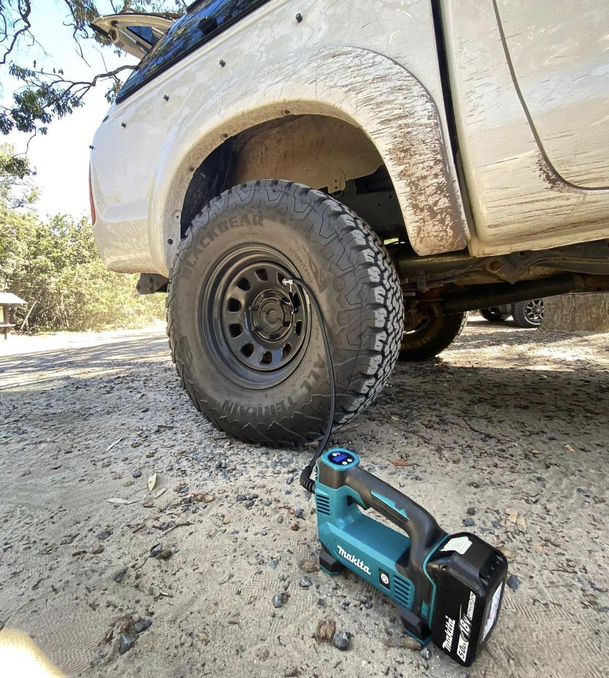 MÁY BƠM HƠI DÙNG PIN 18V MAKITA DMP180Z - HÀNG CHÍNH HÃNG
