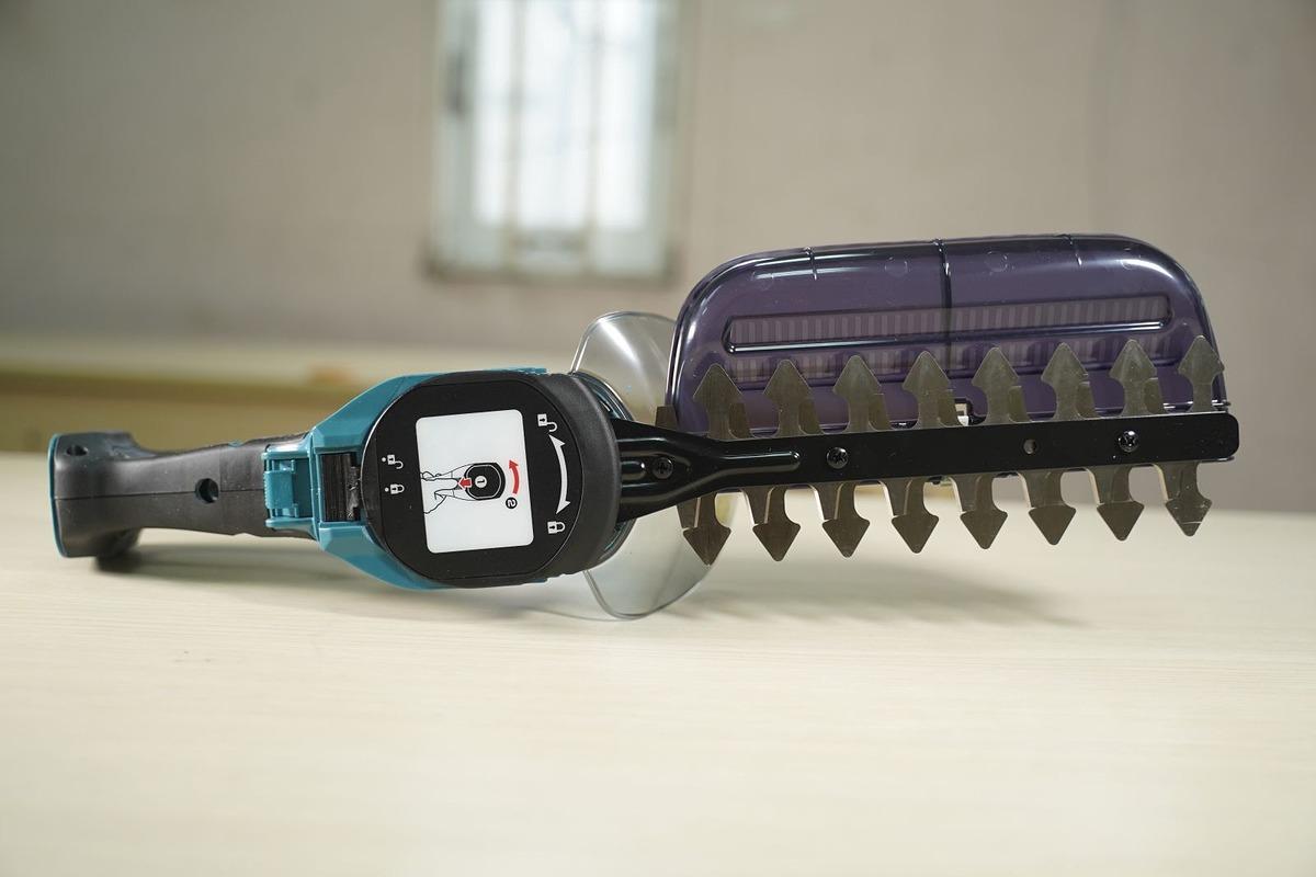 MÁY CẮT TỈA HÀNG RÀO DÙNG PIN 12V,1.5AH 200MM MAKITA UH201DZ - HÀNG CHÍNH HÃNG